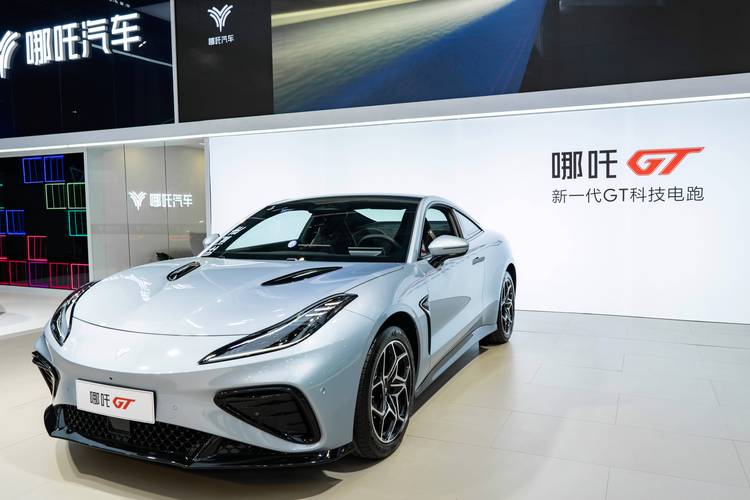 深圳234哪吒汽车在智能汽车领域的表现，领途汽车在新能源汽车市场中的影响力